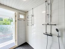 Kylpyhuoneen kautta pääsee suoraan saunasta vilvoittelemaan terassille.