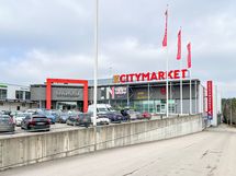 Klaukkalassa on myös kauppakeskus Viiri, jossa palvelee mm. Citymarket, minne matkaa n. 450m.