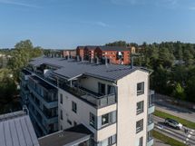 Kattohuoneisto kahdessa tasossa - ikkunat kolmeen ilmansuuntaan