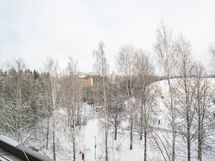 Keittiön ja mh.n ikkunasta näkymä avautuu Ahvenisjärven tekojäälle.