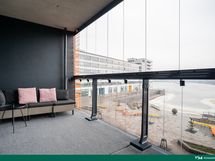 Lasitetulta parvekkeelta näkymät merelle