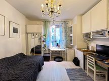 Tervetuloa! Huonetta hallitsee iso ikkuna sisäpihan suuntaan.