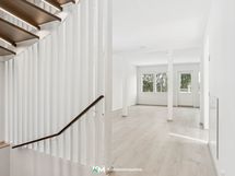 Portaikko sivilöi valoa kauniisti.