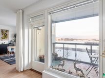 Tilava parveke auringonlaskuun.