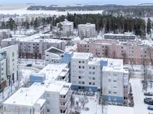 Merenläheinen Kallahti lähellä uimarantaa ja tenniskenttää ja taustalla Upea Kallvikinniemi!