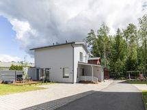 Julkisivu ja piha
