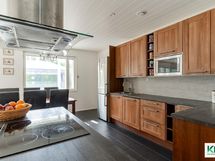 Isomman asunnon keittiö.