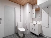 Juuri uusittu kylpyhuone