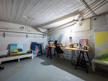 Kellarikerroksen maalaushuone. Kellarissa runsaasti säilytys- sekä harrastetilaa