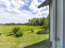 Näkymää olohuoneen ikkunasta