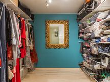 Suuri walk-in closet