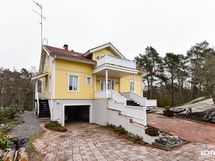 Kahden auton lämmin talli