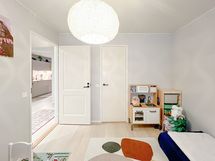 Huoneen yhteydessä on vaatehuone.