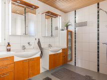 Sisääntulokerroksen kph/wc, jonne käynti aulasta sekä makuuhuoneesta käsin vaatehunen läpi
