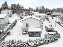 Lumen alta löytyy ihastuttava piha.