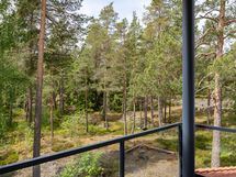 Ylimmän kerroksen 1. makuuhuoneen terassiparveke