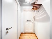 Eteisestä löytyy naulakko sekä kulku kylpyhuoneeseen.