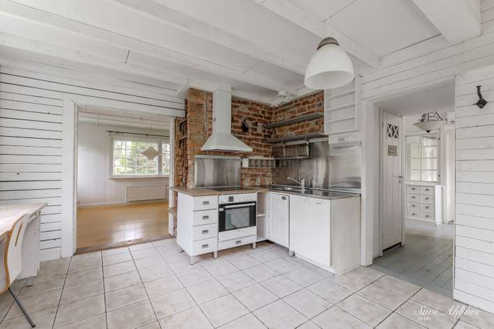 Omakotitalo, 4h,k,2wc,aula,iso parv,,veranta,kell.pesutilat,varastoja,tek.tila, pihasaunassa ph/wc,puusauna,iso takkah., 144/205 m², Vappula – pohled 3