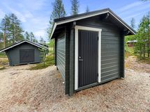 Varastorakennus/ulkohuussi ja takapuolella puuliiteri