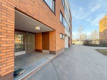 Bussit kulkevat vierestä. Lähimmät pysäkit vajaan 300m päässä kotiovelta.