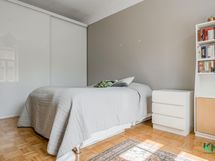 Todella tilava makuuhuone.