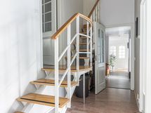 Portaat päämakuuhuoneeseen