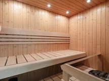 Asunnon oma sauna tuo mahdollisuuden rentoutumiseen.
