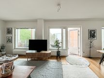 Olohuoneesta on käynti omalle parvekkeelle.