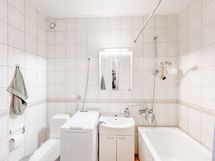 Kylpyhuoneessa on amme. Pesukone mahtuu.