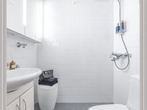 Kokonaisuuden kruunaa putkiremontin yhteydessä täysin uusittu kylpyhuone. 