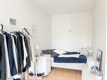 Alkovi on todella reilun kokoinen ja sinne saa asennettua verhot.