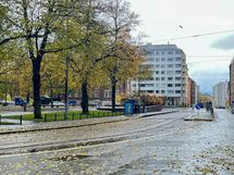 Bussi- ja raitiovaunupysäkit löytyvät muutaman minuutin kävelymatkan päästä.