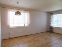 Huoneen seinät on kuvan ottamisen jälkeen maalattu.