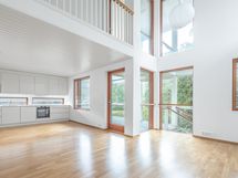 Avokeittiö ja käynti lasitetulle terassille