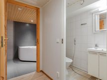 Alakerran wc ja pala pesuhuonetta