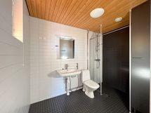 Kylpyhuone on tilava ja siellä on paikka pesutornille.