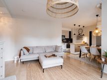 Näkymä olohuoneesta keittiön suuntaan