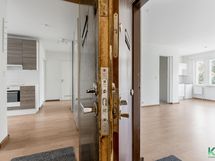 Viereinen yksiö myydään seinän takana