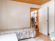 Alakerran makuuhuone