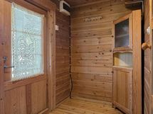 Pääoven vieressä ovi pukuhuoneeseen, josta kulku saunaan