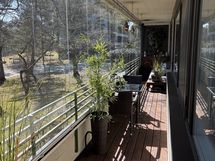 Asunnon levyinen, lasitettu parveke itään.