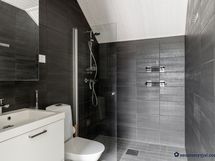 Yläkerran kylpyhuone/wc