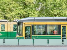 Ratikka  ja bussit liikennöivät Runeberginkadulla aivan vieressä.