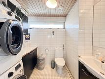 Erillinen wc- ja kodinhoitotila on kätevä arjessa.