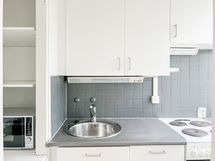 Keittiössä hyvin säilytystilaa kokoonsa nähden. Mikroaaltouuni voi jäädä vuokralaisen käyttöön.