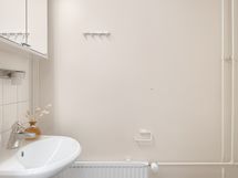 Alakerrran erillinen wc kylpyhuoneen vieressä