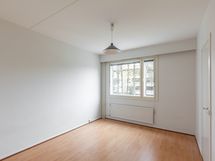 Makuuhuone ovesta kuvattuna