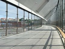 Kävelysilta yhdistää alueen keskustaan.