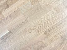 Asunnossa on kaunis parkettilattia.