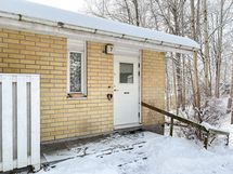 Asunto sijaitsee rivitalon päädyssä.